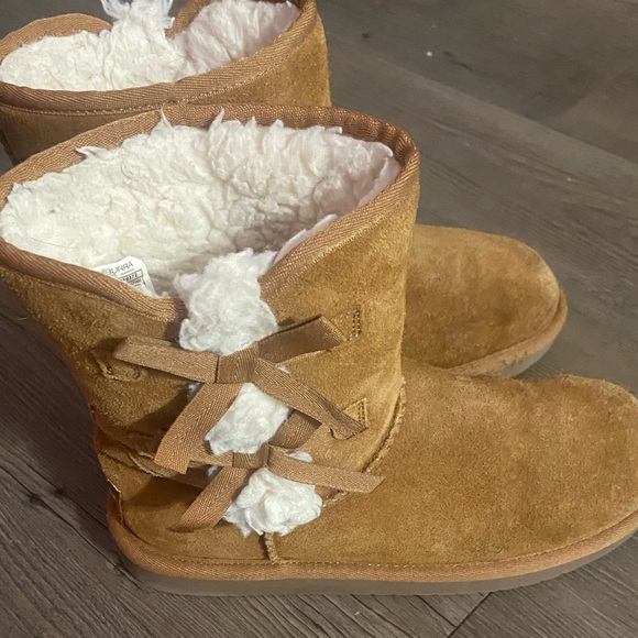 Kookaburra by UGGS, The Victoria Boot w/ bow decorative details, size 4, EUC - Picture 5 of 8